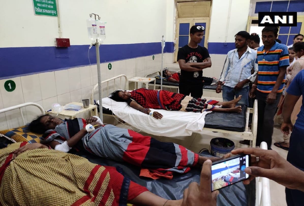 A pick-up van carrying around 30 women labourers overturned in Dhamtari, 20 injured