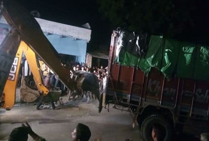 two women died in road accident in agra