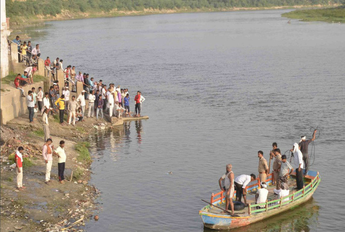 four friends drowning in yamuna who went to see film shooting of Jahnavi Kapoor in bateshwar