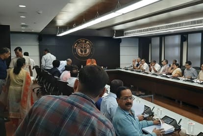 Yogi Adityanath meeting with Niti Ayog officers.