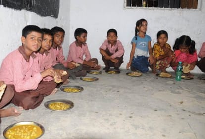 यूपी बेसिक शिक्षकों का ट्रांसफर: सीएम आवास पहुंचे शिक्षक, पुलिस ने पकड़कर भेजा ईको गॉर्डन Transfer of UP basic teachers: Teachers reached CM residence