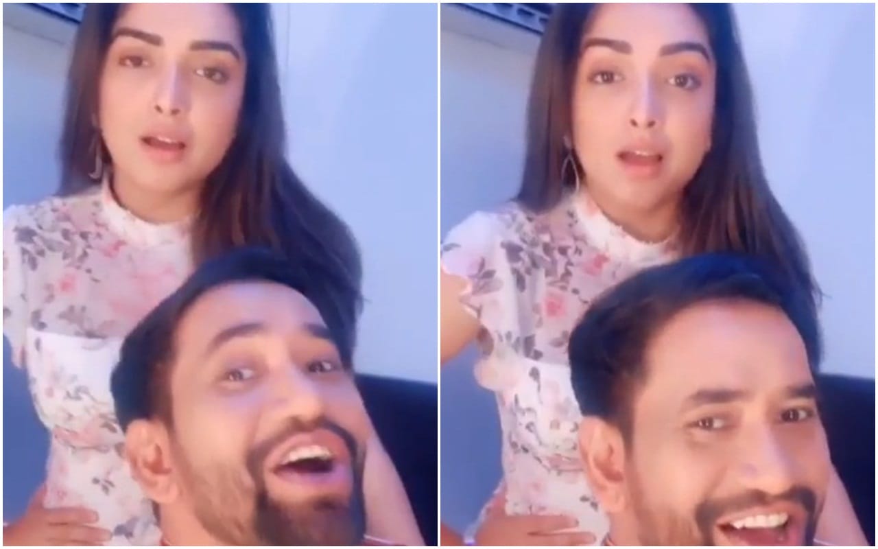 When kiku sharda ask nirhua aka dinesh lal yadav does he sign film because of script or amrapali dubey