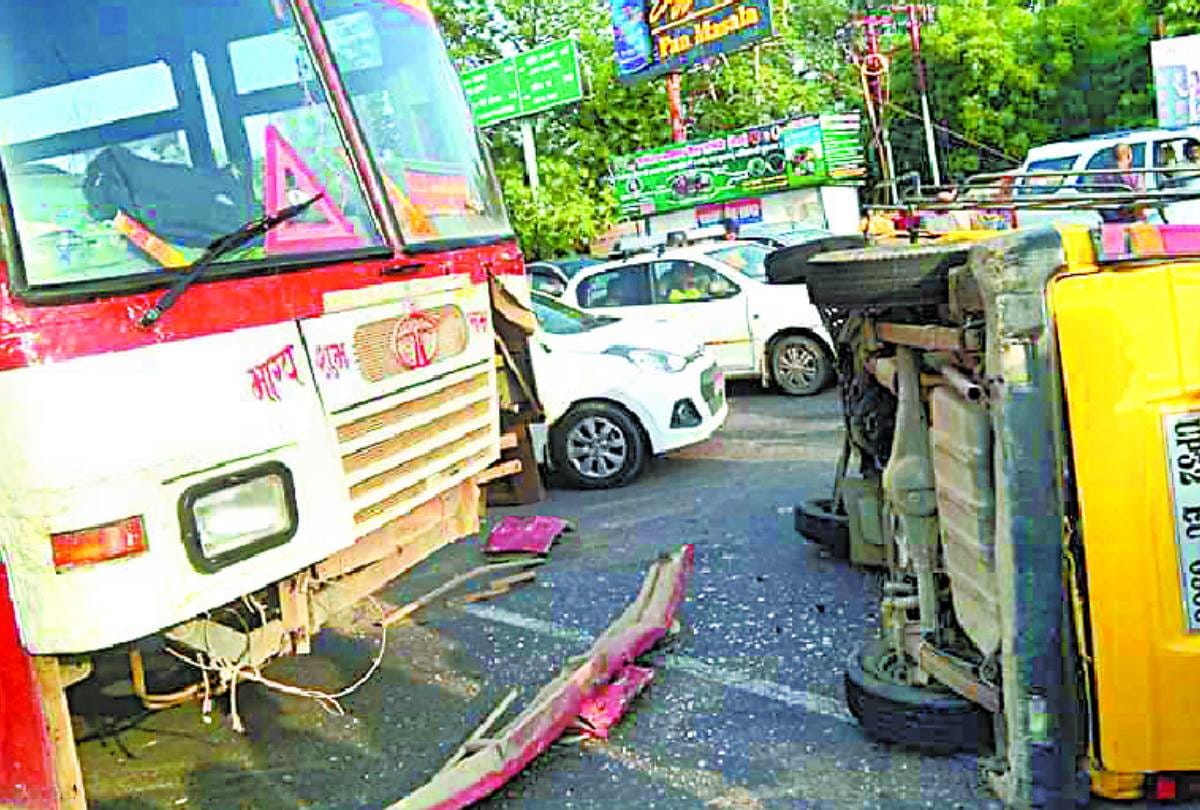 A road ways bus hits a school bus many children injured.