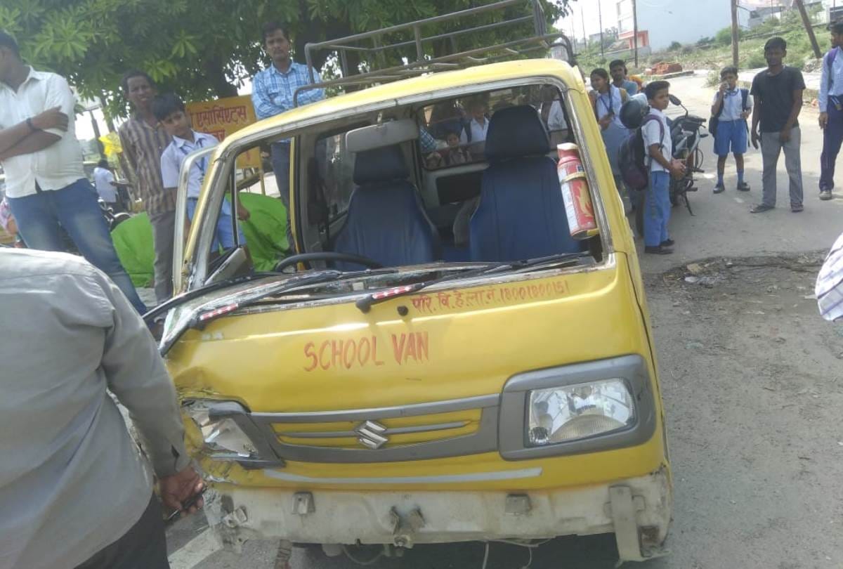 school van accident in lucknow on iim road, no student injured