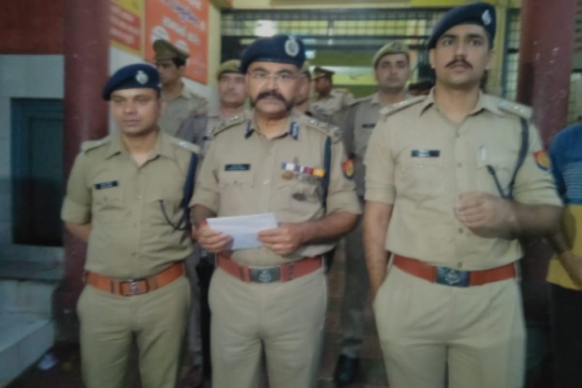 Alert in Meerut zone after Three prisoners absconding by killing two cops in Chandausi UP