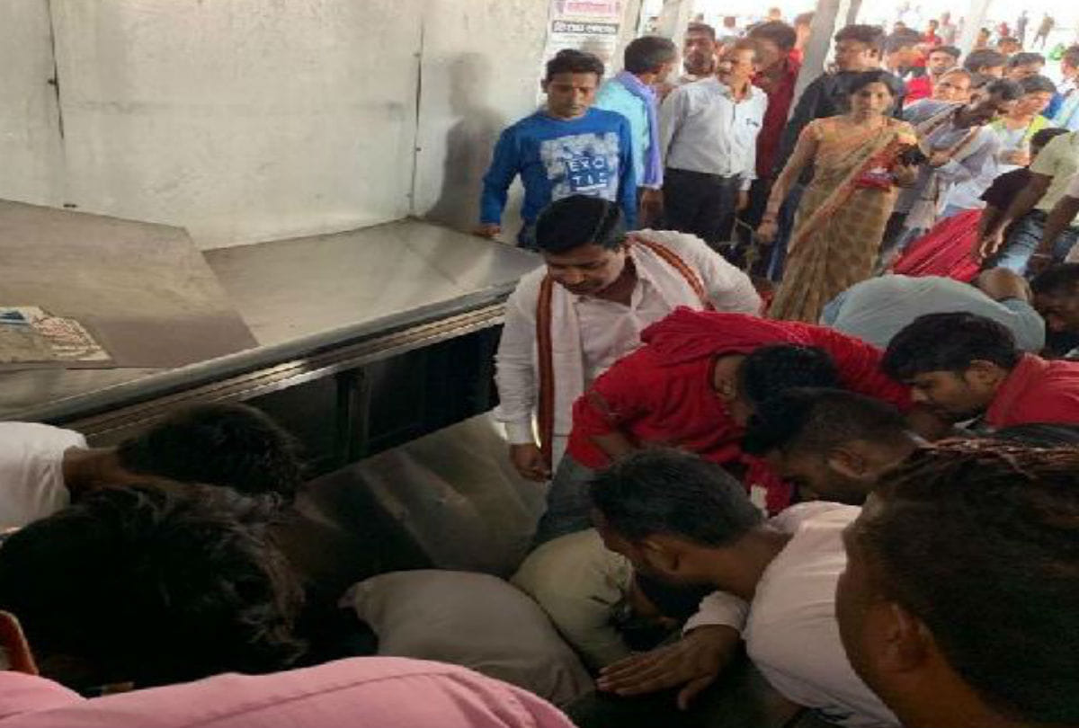 Child's hand trapped in the automatic stairs of the cant station