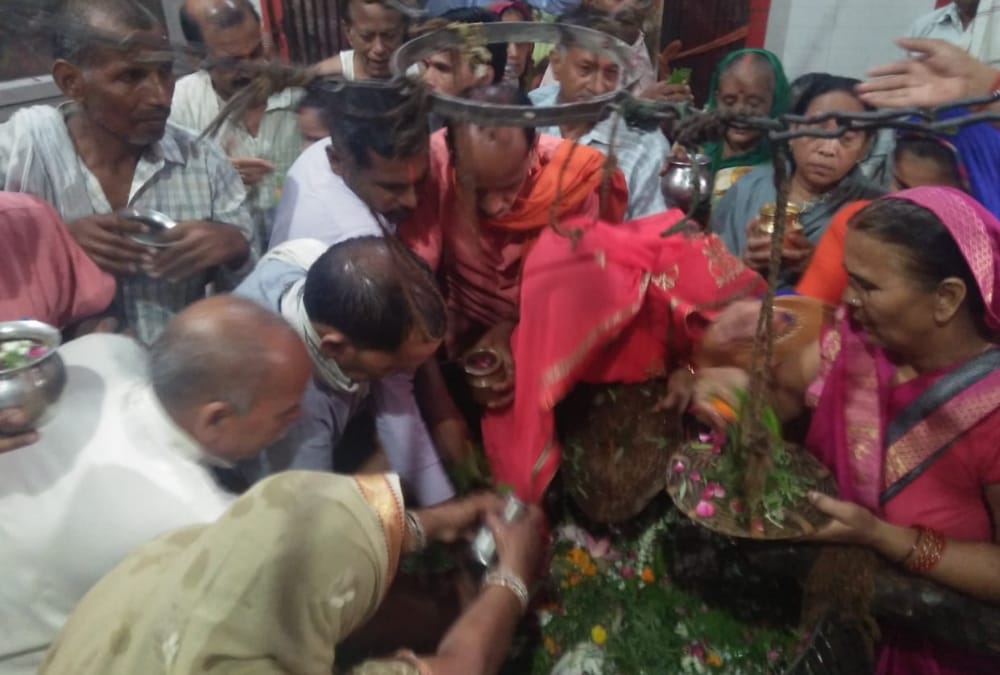 People worship on Guru Purnima.