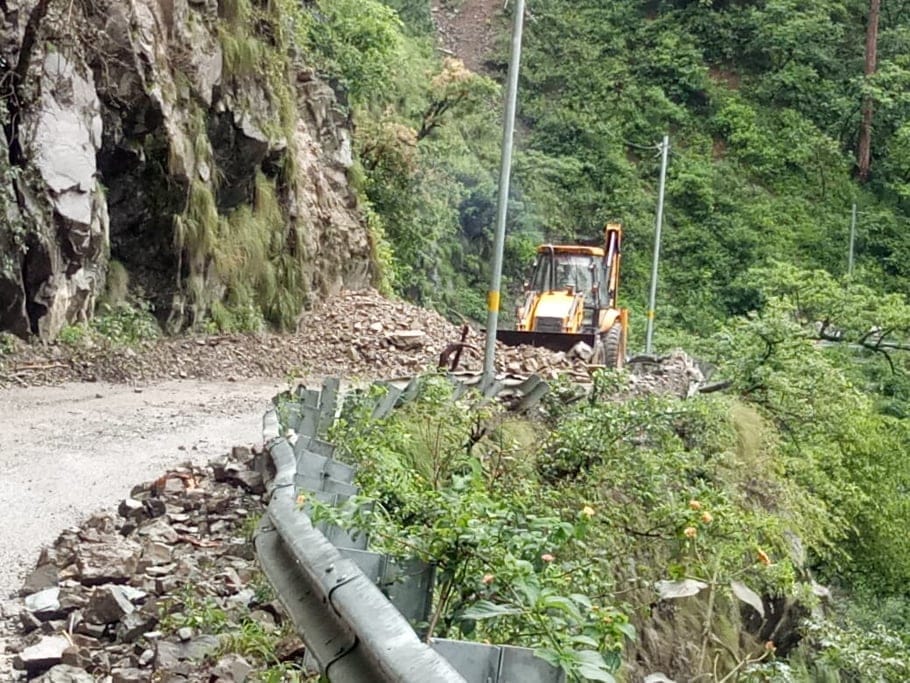Vehicles stuck on Highway after landslide in uttarakhand mountains area