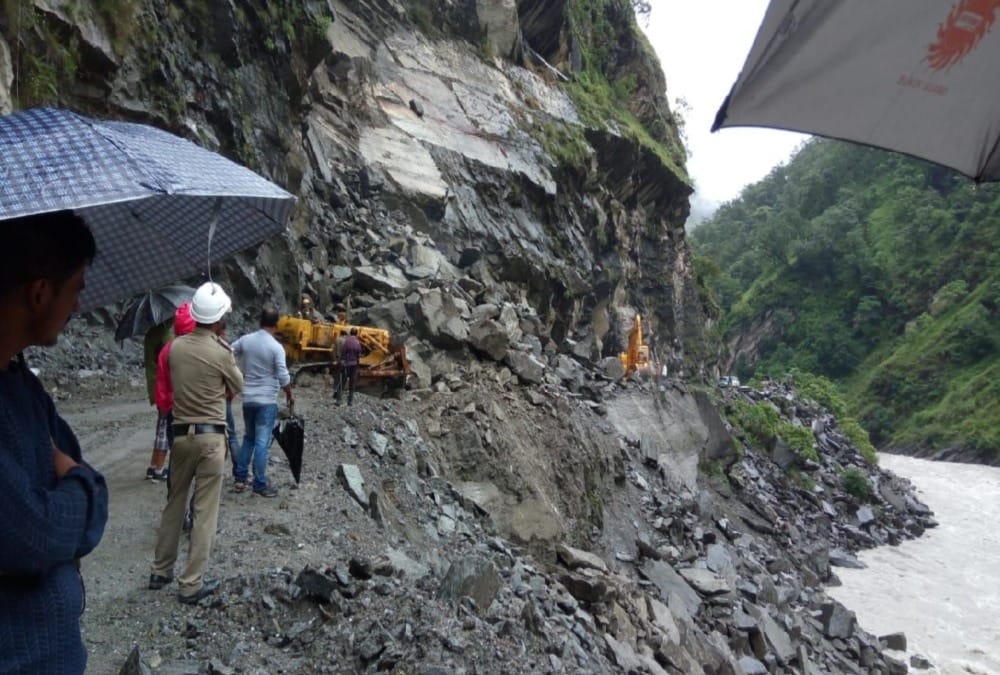 Uttarakhand 130 road blocked After Heavy rain and landslide in garhwal and kumaon