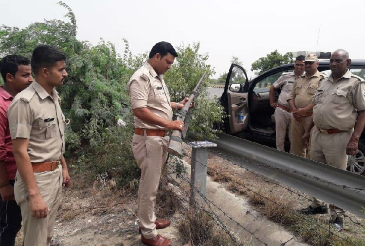 Up Police gun found at Road Side yamuna expressway
