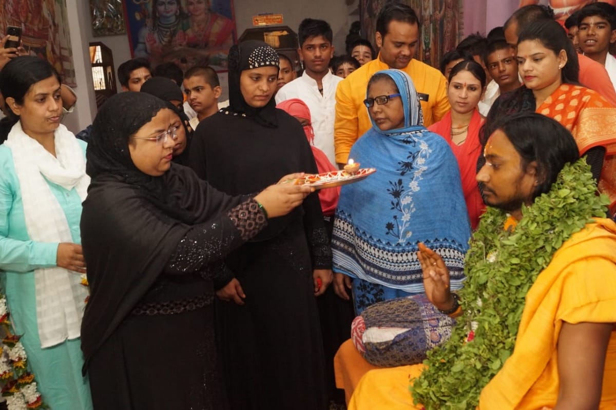 Guru purnima 2019 : celebrates in different style unity of hindu muslim in varanasi