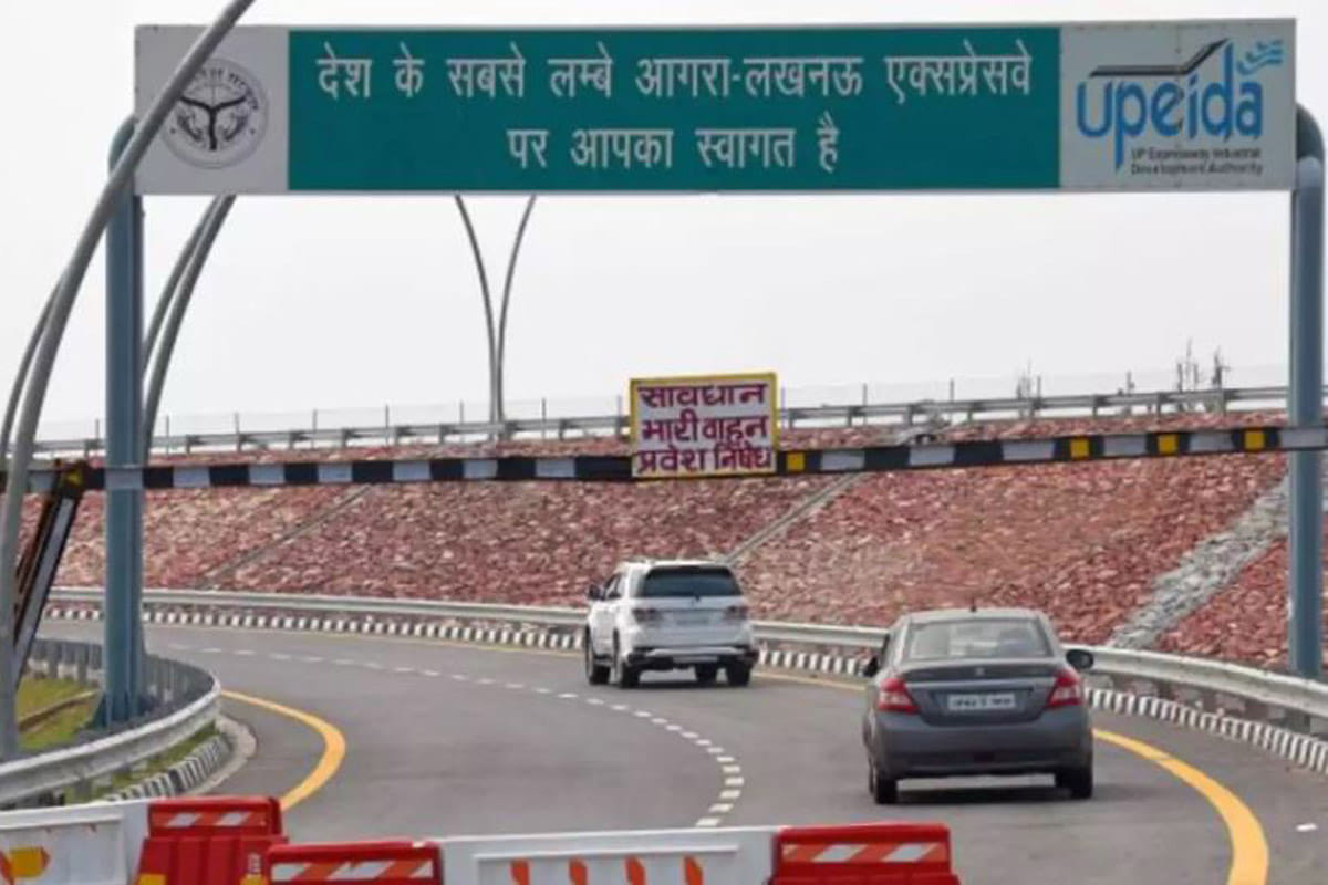 crooks looted car on Agra Lucknow Expressway