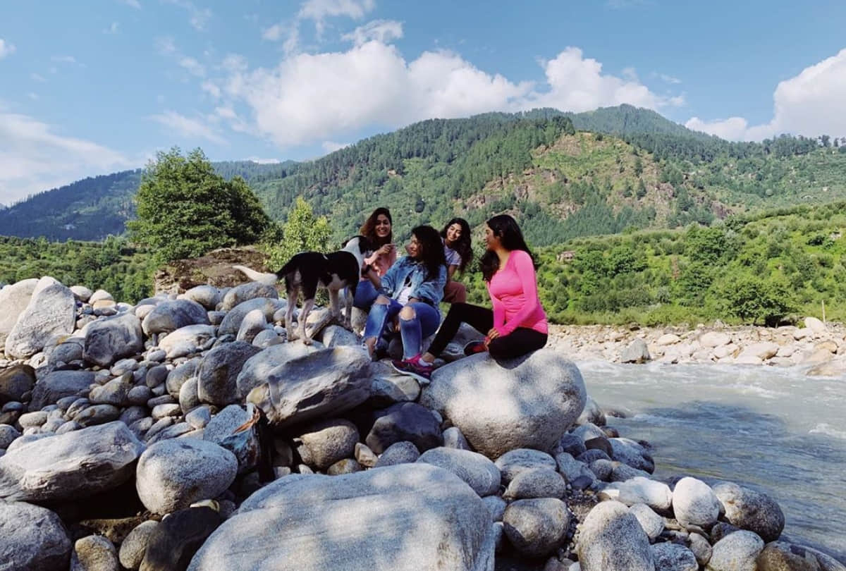 Janhvi Kapoor exploring Manali local delicacies during shooting of RoohiAfza