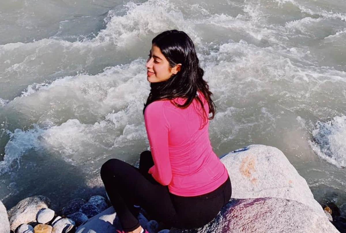 Bollywood actress Janhvi kapoor belly dance video is viral
