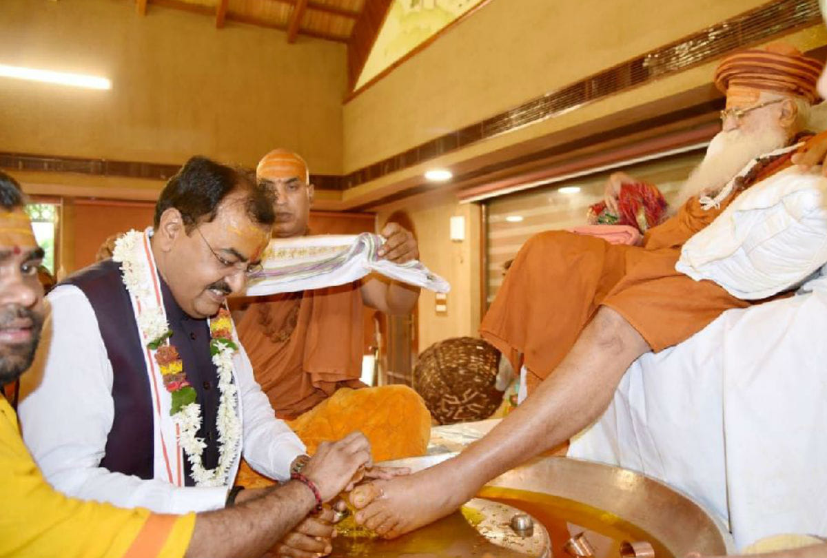 Guru Purnima Keshav Prasad Maurya reach karshni guru sharnanand ji asharm