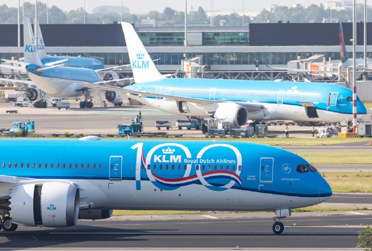 Flight Attendant asked to cover up breastfeeding mother when she was feeding their baby