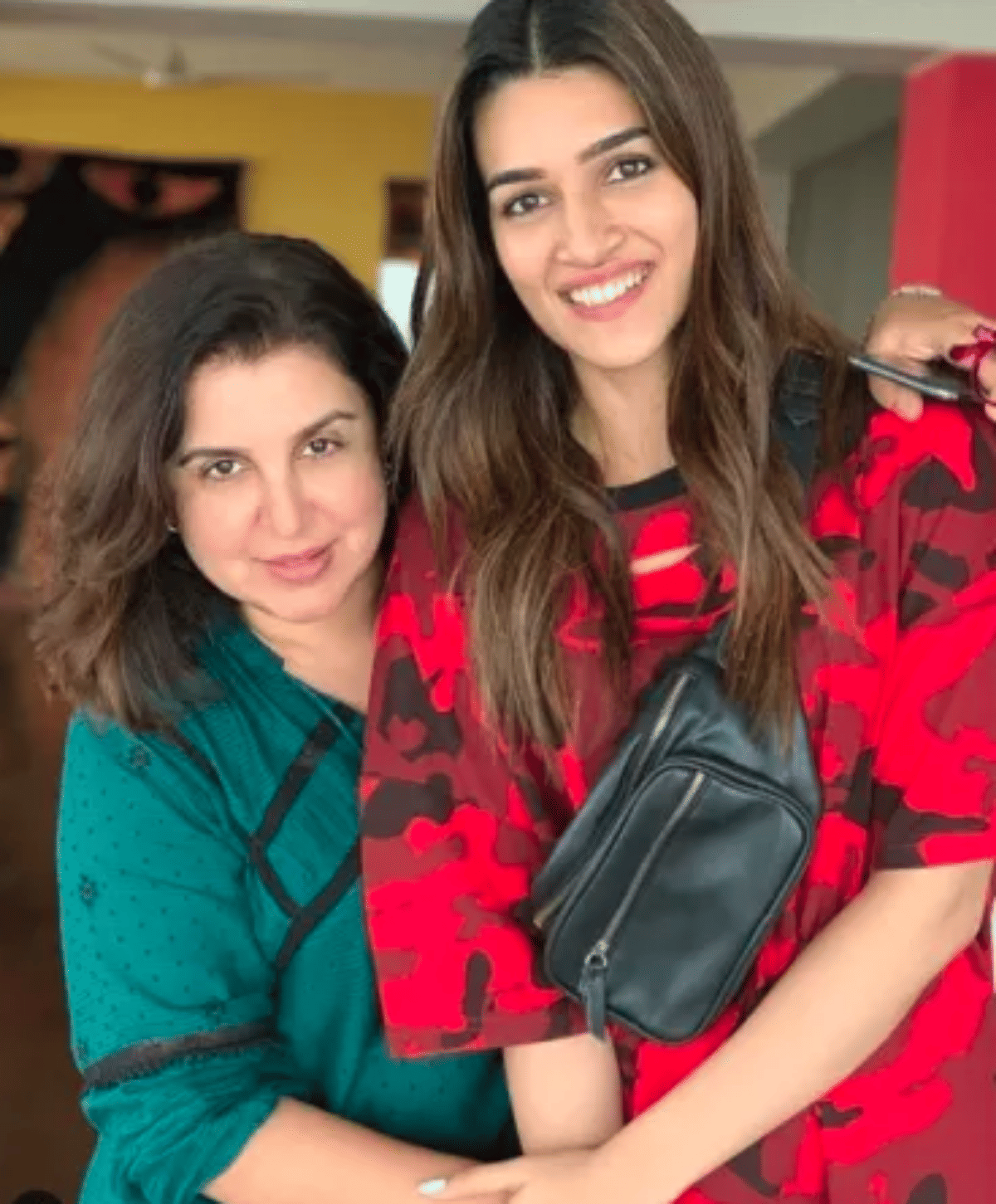 Coronavirus Farah Khan Daughter Raise 70 000 rupees to Help Feed Strays & Needy During Fight Against COVID 19