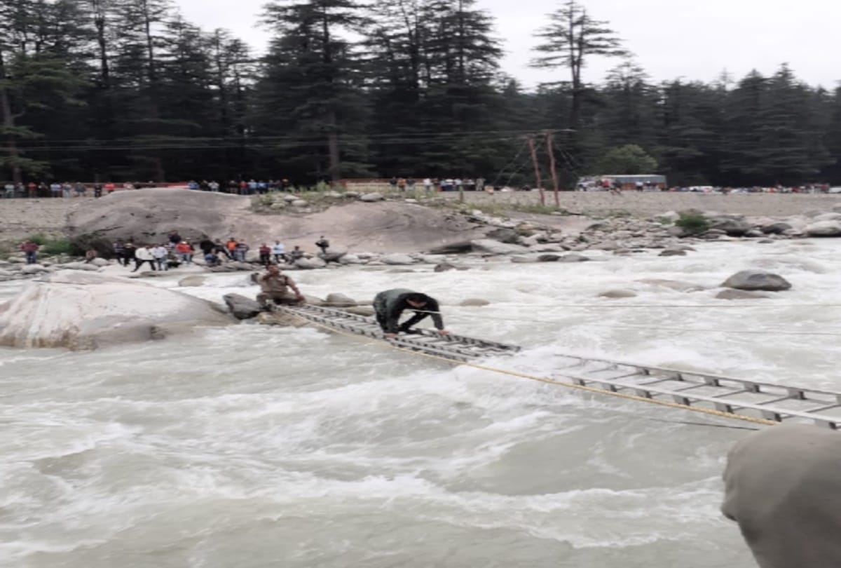 tourist swept away in Beas  river while taking selfie in kullu