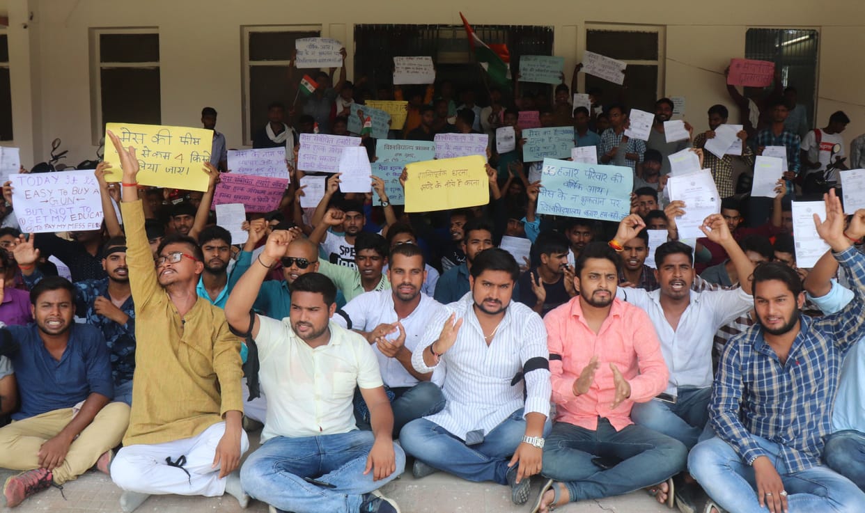 protest of ddu hostal student