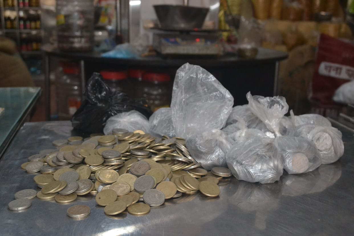 one rupees small coin: people upset