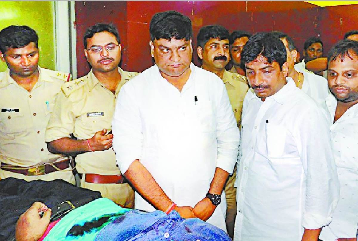 samajwadi leader shot fire while returning to home after gym in ayodhaya