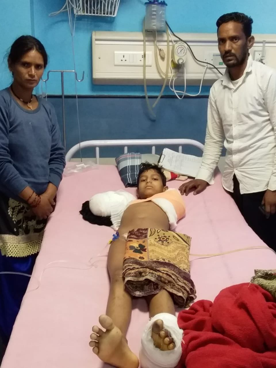 karant se jhulase saahil ke donon haath kaatane pade