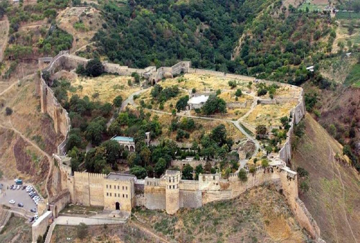 1700 year old mysterious underground building found near Caspian Sea in Russia