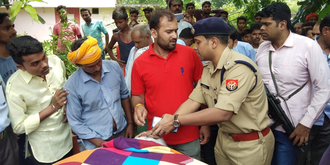 Heavy protest for Advocate Om Mishra murder Swati Singh and SP Abhishek Singh in action