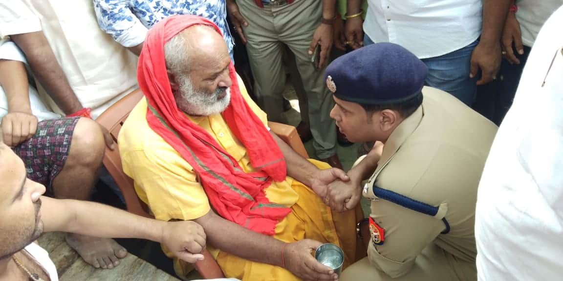 Heavy protest for Advocate Om Mishra murder Swati Singh and SP Abhishek Singh in action
