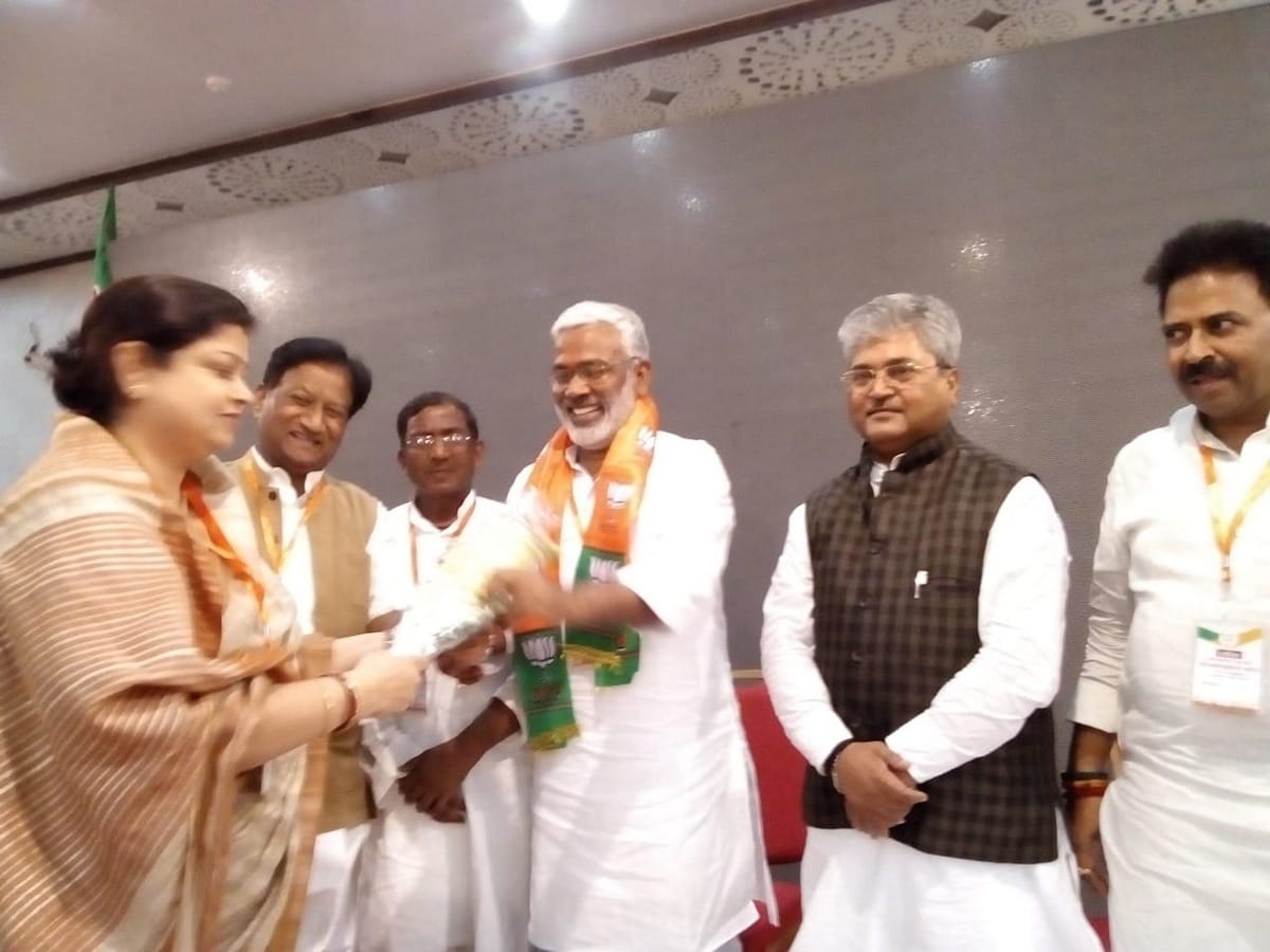 up bjp president and transport minister swatantra dev about cow death in gaushala varanasi