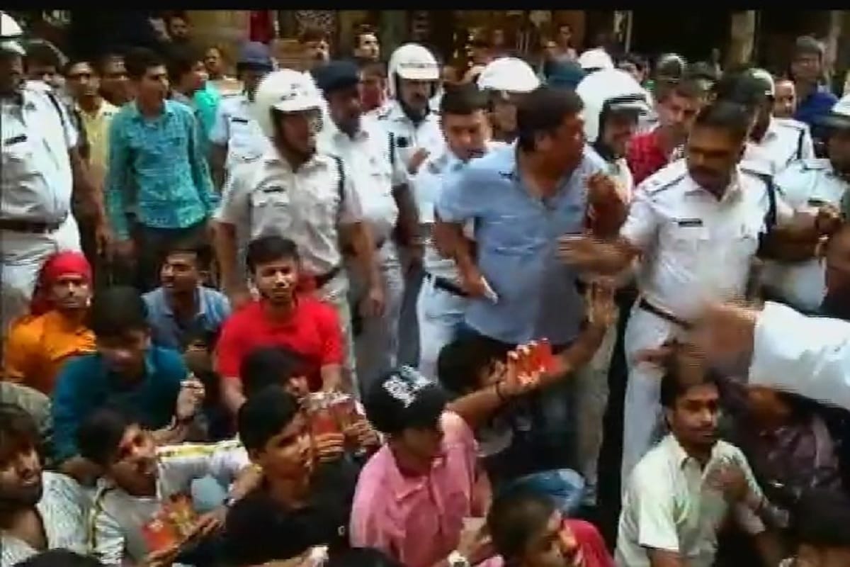 Clash broke out between members of Bharatiya Janata Yuva Morcha & police in West Bengal