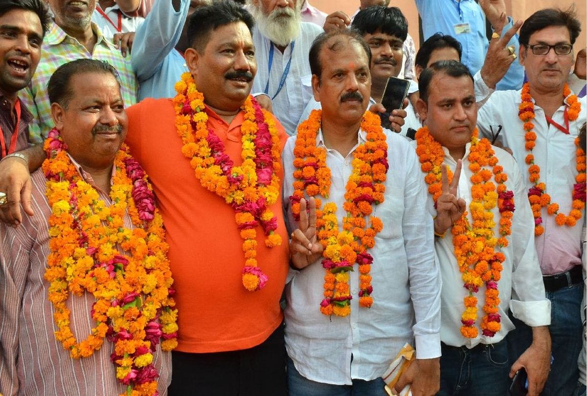 akhilesh chaudhary fifht time elected president of agra university employee association