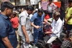 मथुरा।  बांकेबिहारी के चबूतरे पर रखे बैग की तलाशी लेते बम निरोधक दस्ते के अधिकारी।