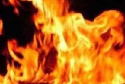 UP News: पति को आंखों के सामने जिंदा जलते देख पत्नी बेसुध, बेबश होकर देखते रहे लोग, कोई कुछ न कर सका wife became unconscious Seeing her husband burning alive people kept watching helplessly