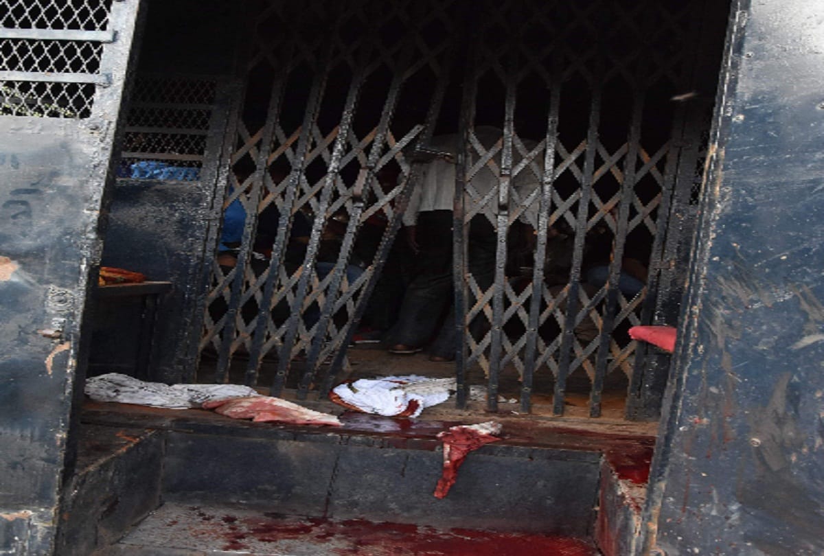 Three prisoners absconding after killing two policemen in Chandausi UP