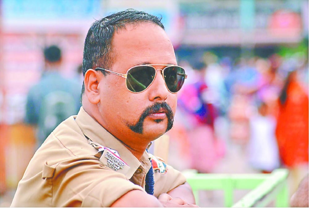 kanwad yatra 2019 uttarakhand policeman copy abhinandan Mustache style