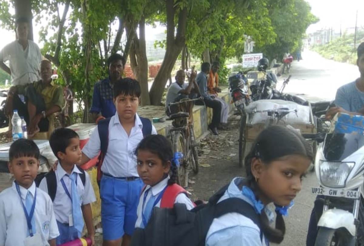 school van accident in lucknow on iim road, no student injured