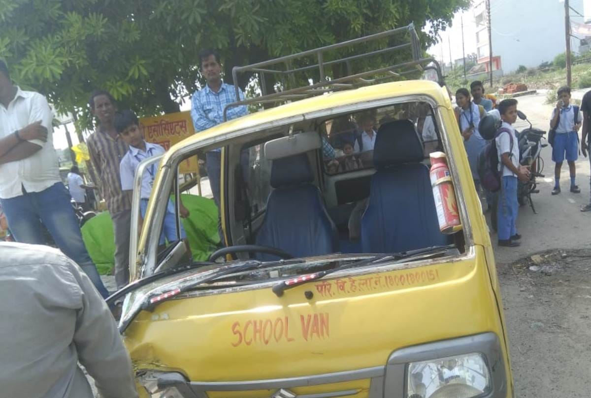 school van accident in lucknow on iim road, no student injured
