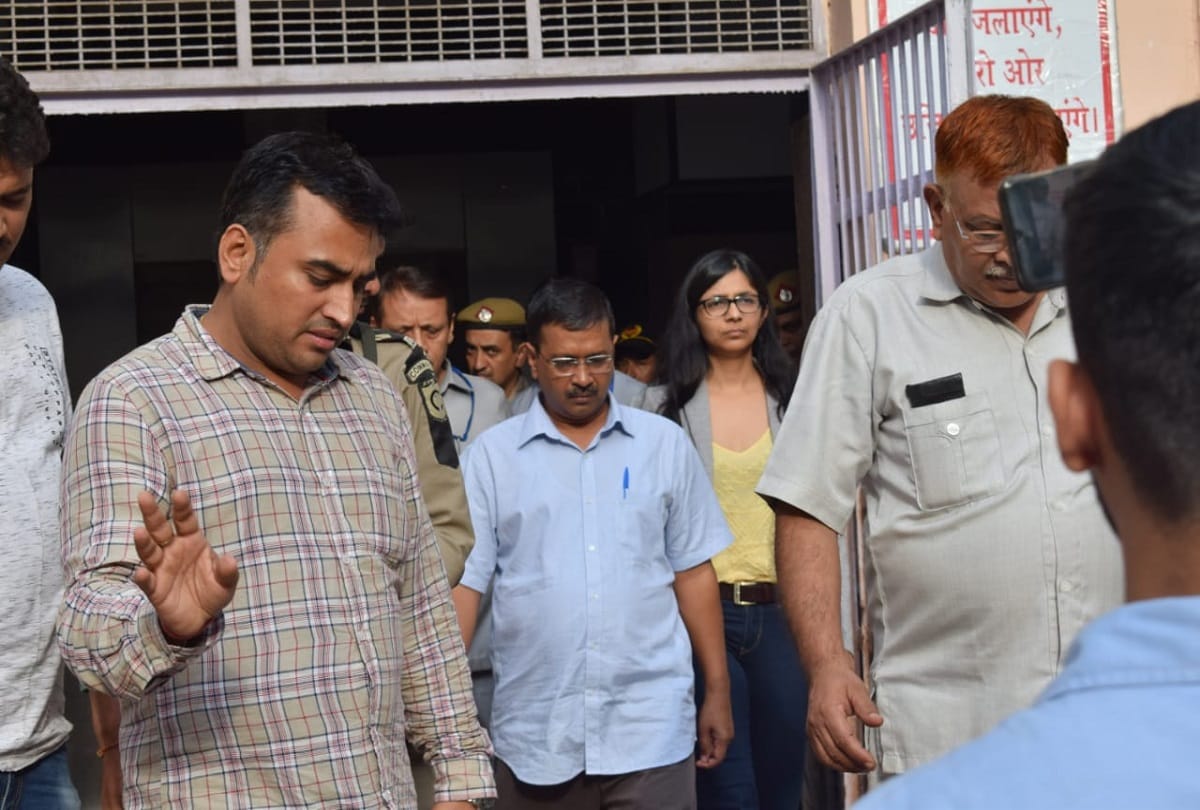 Arvind kejriwal Came Safdarjung hospital to meet with assault victim minor girl