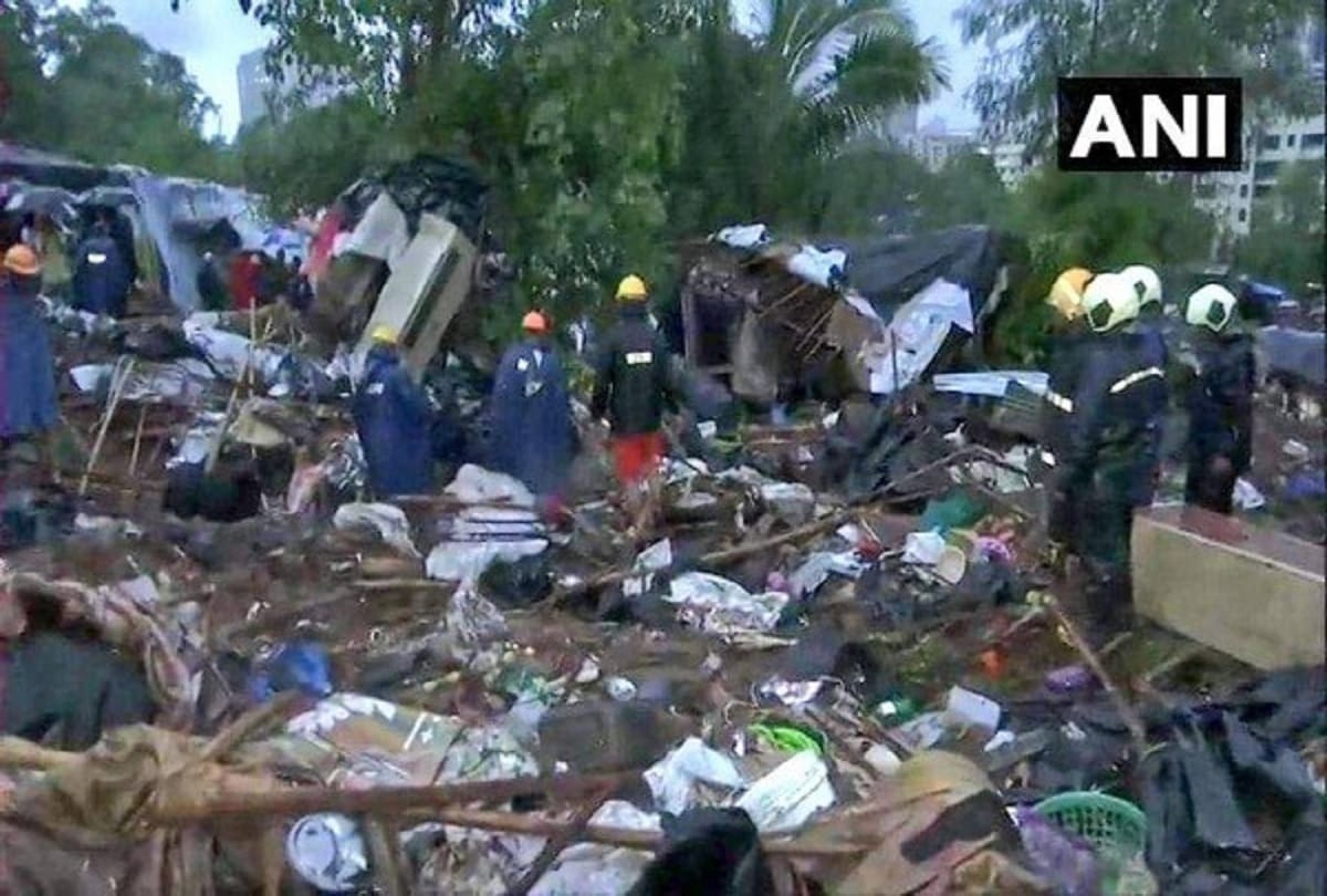 A four storey building collapsing in Mumbai, 30 deaths 