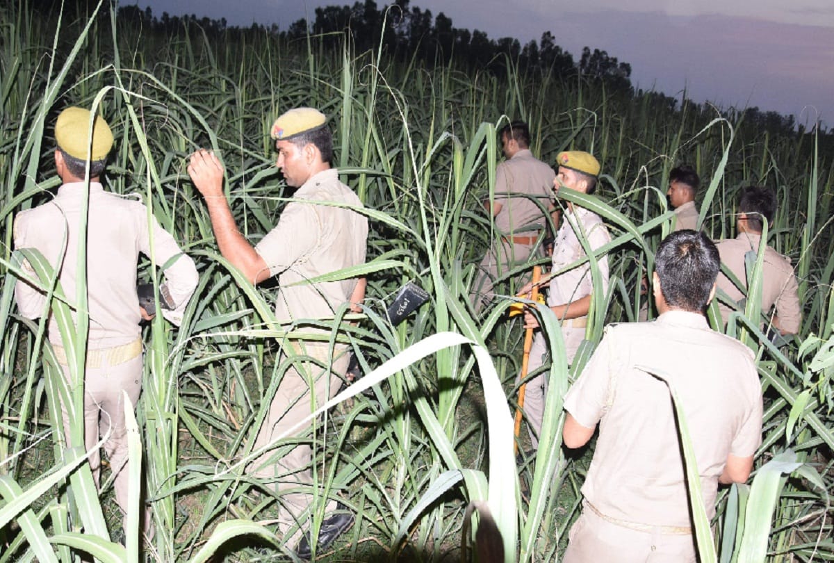Three prisoners absconding after killing two policemen in Chandausi UP