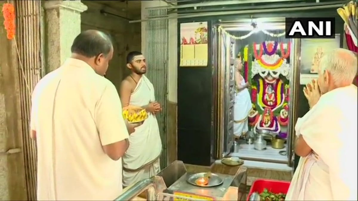 CM Kumaraswamy offers prayers at Sri Sringeri Mutt, Yeddyurappa said Government will not last