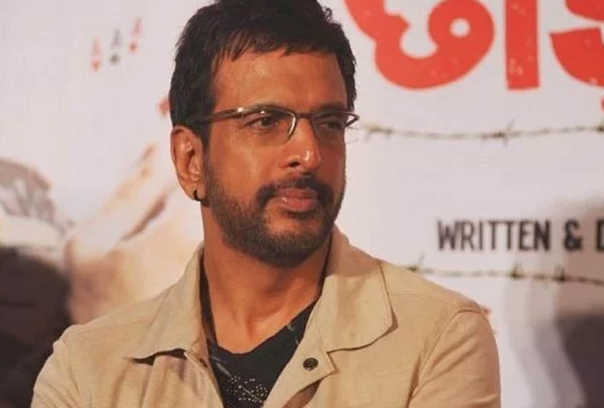 Jaaved Jaaferi got angry when a troll asked him to shift to Europe