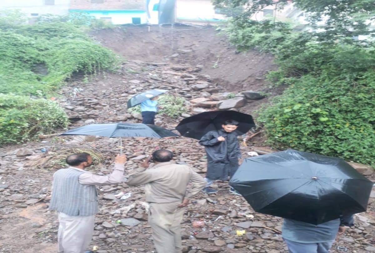 Heavy landslide on kalka-shimla railline near kalka