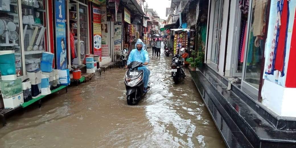 Madam This cleaning of drainage system, water only on every side