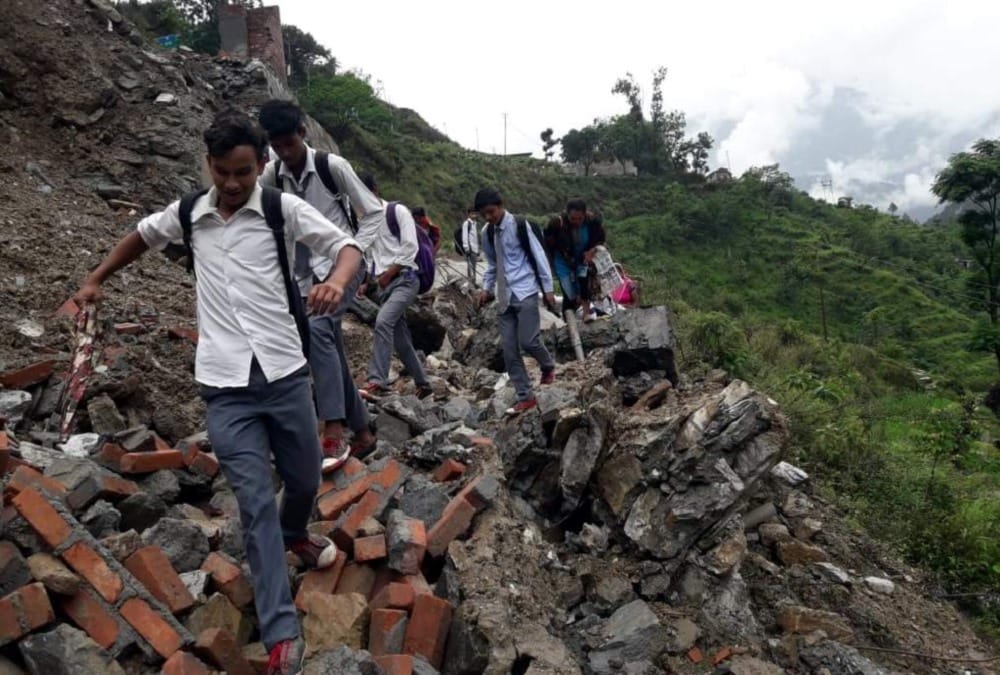 Students Crossing Blocked Roads in Danger After landslide in munsiyari and chamoli