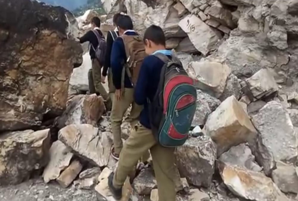 Students Crossing Blocked Roads in Danger After landslide in munsiyari and chamoli
