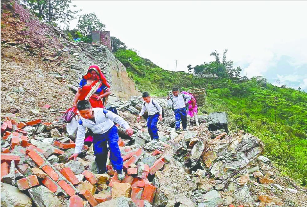 Students Crossing Blocked Roads in Danger After landslide in munsiyari and chamoli