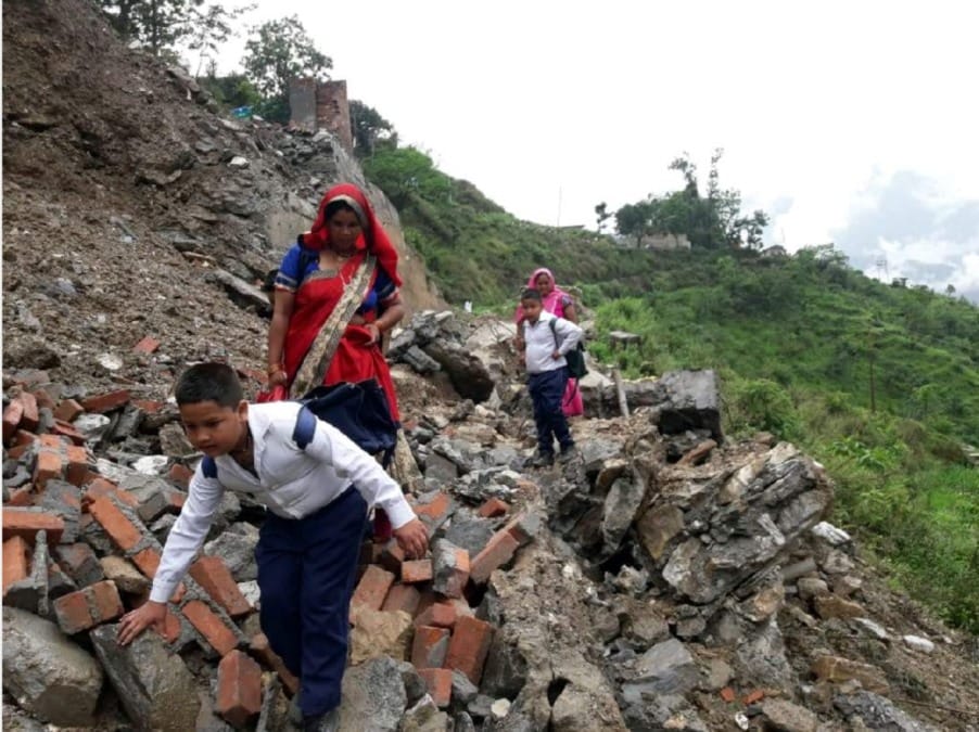 Students Crossing Blocked Roads in Danger After landslide in munsiyari and chamoli