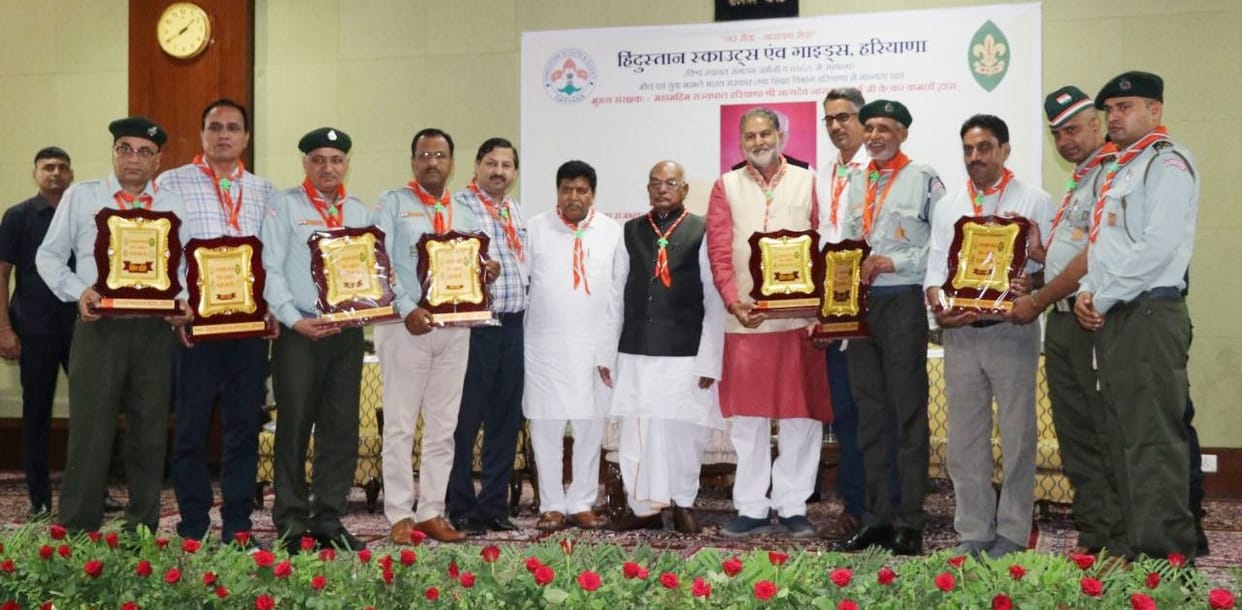 16 students os scout were honored by Governer